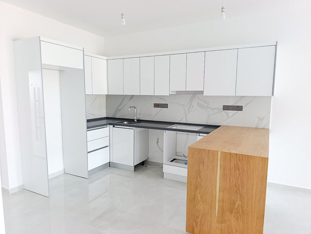 کابینت‌های سفید براق و اپن چوبی در آشپزخانه نیش استودیو