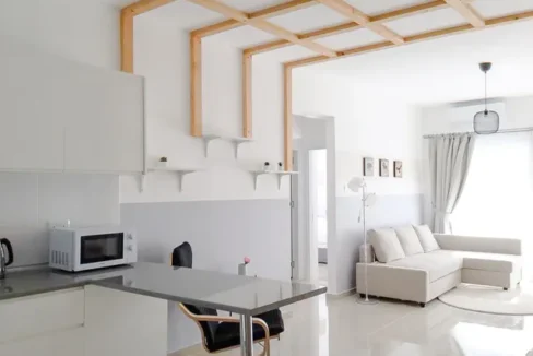 نمایی از نشیمن و آشپزخانه مدرن در آپارتمان یک‌خوابه سزار ریزورت