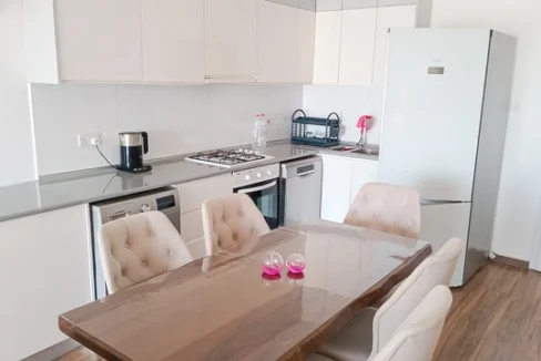 آشپزخانه مدرن با کابینت و وسایل در آپارتمان لانگ بیچ